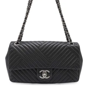 Chanel Leather Shoulder Bag (Pre-Owned)