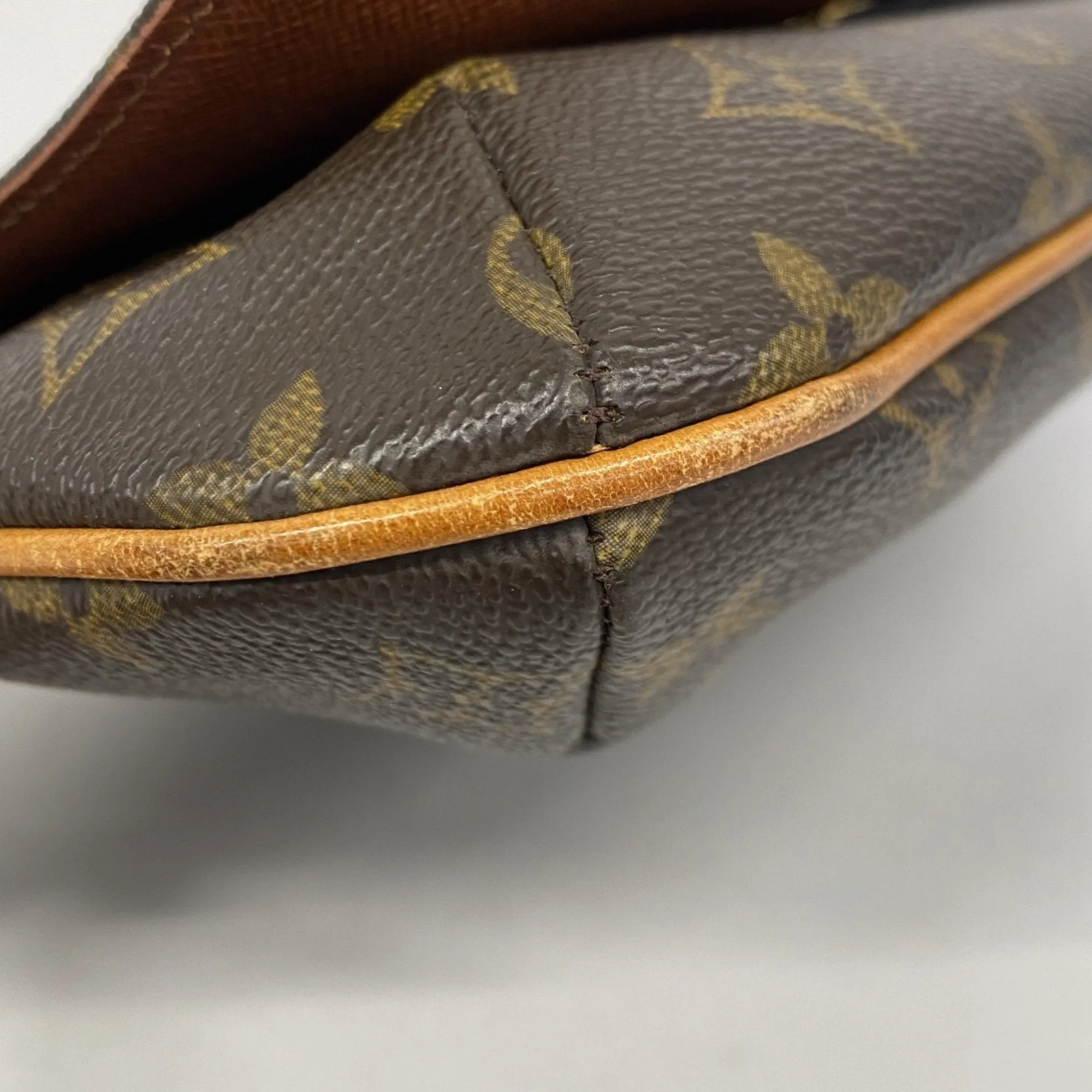Louis Vuitton Shoulder Bag (Pre-Owned)